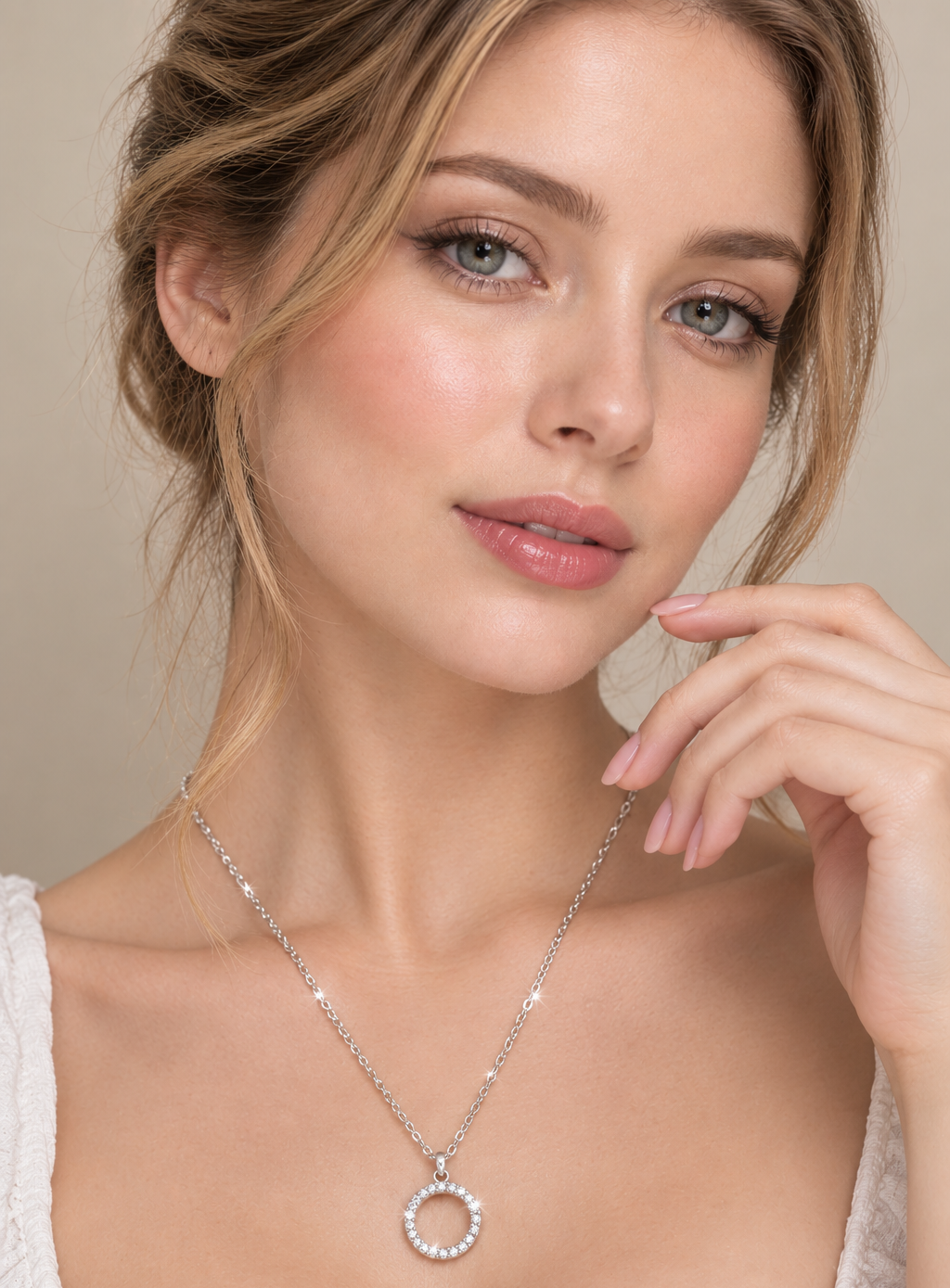 گردنبند زنانه I am نقره‌ای با زنجیر ظریف و پلاک دایره‌ای نگین‌دار