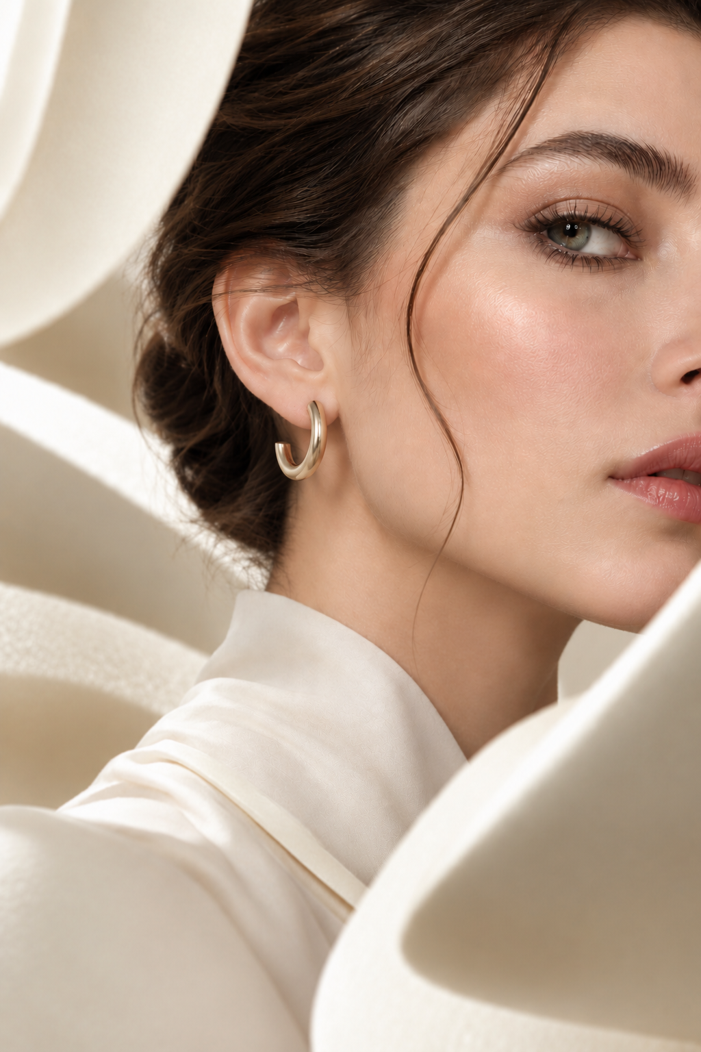 گوشواره حلقه‌ای زنانه I am مدل C شکل با رنگ طلایی براق